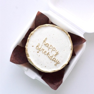 Бенто-торт c золотой надписью happy birthday