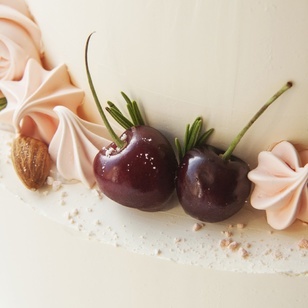 Свадебный торт с черешней и меренгами