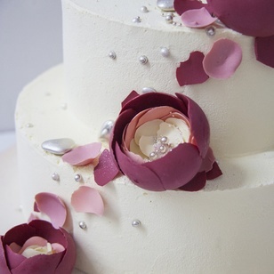 Торт Свадебный с шоколадными пионами и топпером